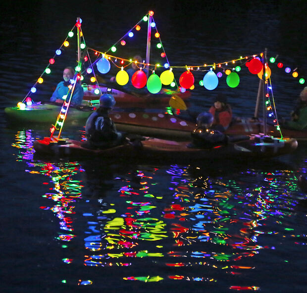 Die großen von innen beleuchteten Ballons waren ein besonders buntes Highlight. FOTO: ANDREAS DUNKER