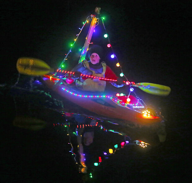 Die Paddel der Kanuten waren teilweise auch beleuchtet. FOTO: ANDREAS DUNKER