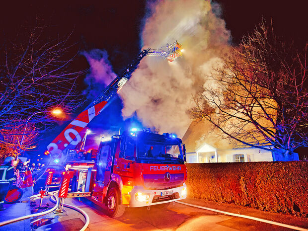 Eine riesige Rauch- und Dampfwolke lag am Freitagabend über dem Anwesen an der Eichkampstraße in Wickede. – Die Feuerwehr schaffte es den Kellerbrand zu löschen. FOTO: ANDREAS DUNKER Eine riesige Rauch- und Dampfwolke lag am Freitagabend über dem Anwesen an der Eichkampstraße in Wickede. – Die Feuerwehr schaffte es den Kellerbrand zu löschen. FOTO: ANDREAS DUNKER