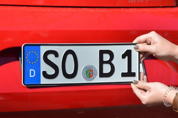 Der Kreis Soest hat jetzt auch zweistellige Kfz-Kennzeichen zur Zulassung freigegeben. Autobesitzer haben dadurch mehr Möglichkeiten, um ihr Nummernschild zu gestalten. FOTO: WILHELM MÜSCHENBORN / KREIS SOEST 