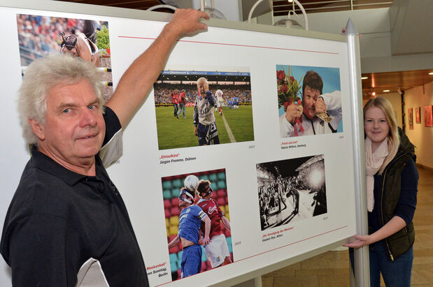 Kicker-Mitarbeiter Hans Ritzer und Anna Lena Heinz, Auszubildende zur Verwaltungsfachangestellten der Kreisverwaltung, beim Aufbau der Wanderausstellung „Sportfotos des Jahres 2016“ im Foyer des Kreishauses. Hier platzieren sie eine Tafel, die Siegerfotos vergangener Wettbewerbe zeigt. FOTO: WILHELM MÜSCHENBORN / KREIS SOEST