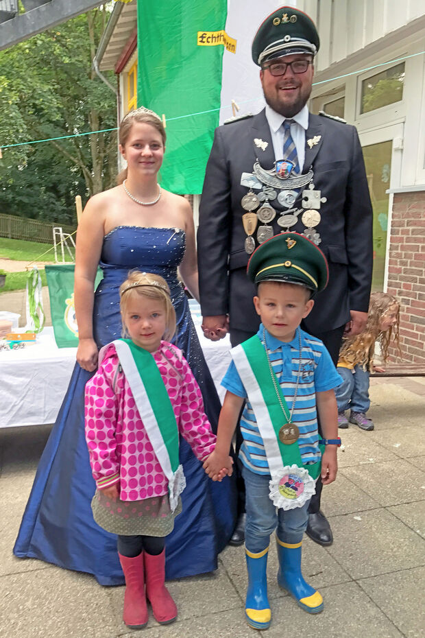Das Schützenpaar Benjamin und Katrin Glowienkowski und das Kinderschützenpaar Jendrik Kordek und Anouk Hellwig aus Echthausen FOTO: ANDREAS DUNKER