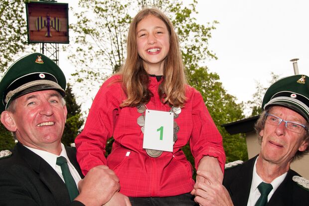 Kinderkönigin Helena Arndt aus Wickede mit Vorsitzender Hubert Linhoff (links) und Schießmeister Detlef Carrie (rechts) FOTO: CHRISTIAN MEIER