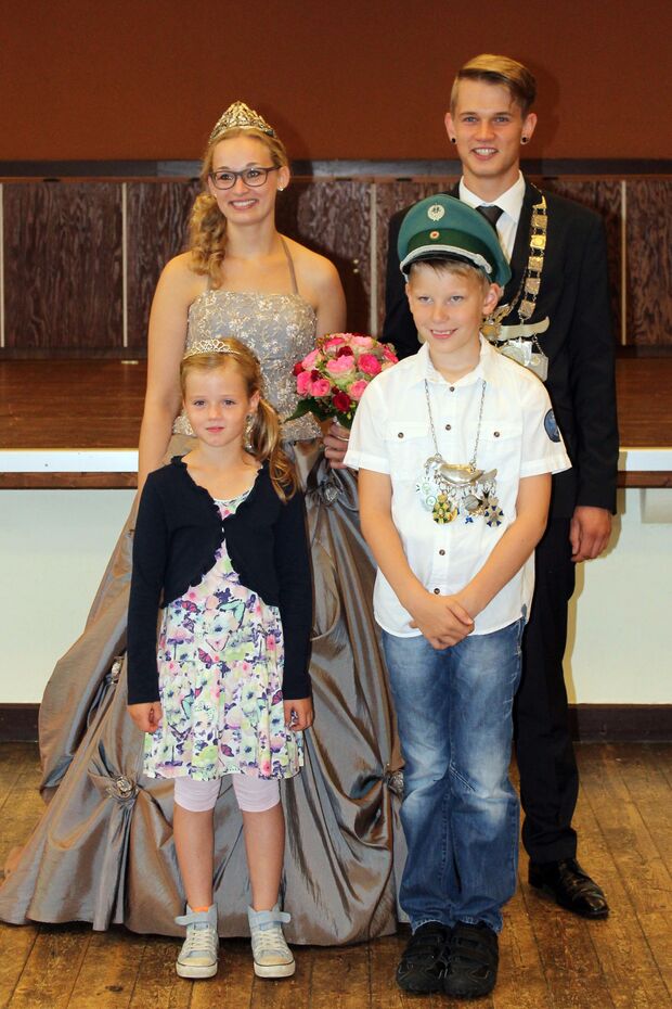 Das Kinderkönigspaar und das Königspaar FOTO: SCHÜTZENBRUDERSCHAFT VOSSWINKEL