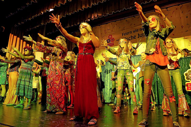 Gesangs- und Tanzdarbietung des Cantalino-Chores in Hippie-Kostümen FOTO: ANDREAS DUNKER