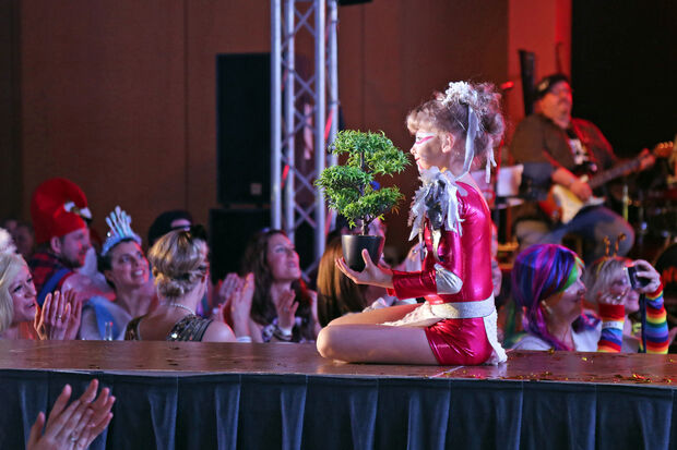 Mädchen der Tanz-Akrobatik-Gruppe "Chibikkos" mit Zwergbaum auf der Bühne FOTO: ANDREAS DUNKER