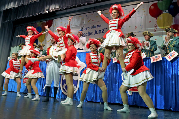 Die "Funky Marys" mit Wickedes Karnevalsprinzessin „Sarah“ (Cavanagh) (links). Auf der Empore: Prinz „Tobi“ (Tobias Kosch) FOTO: ANDREAS DUNKER