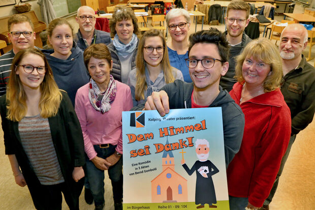 Die Mitwirkenden bei der Theater-Aufführung der Kolpingfamilie (von links): Ingo Velmer, Julika Schmelzer, Marie Schulte, Thomas Schmelzer, Ulrike Brambrink (Souffleuse), Marion Krebs, Christina Schumacher, Barbara Schmelzer, Johannes „Joe“ Wälter, Magnus Uhlenbrock, Claudia Bettermann und Artur Khachatryan (Regisseur) (von links). Bei der Gruppenaufnahme verhindert war Hermann Arndt, der ebenfalls zu der Theater-Truppe zählt. FOTO: ANDREAS DUNKER 