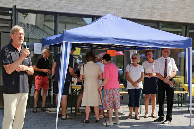 Auch der evangelische Pfarrer Dr. Christian Klein (rechts) war zu Gast beim ersten Sommer-Fest der katholischen Kolpingsfamilie Wickede (Ruhr) im und am Franziskus-Forum. FOTO: ANDREAS DUNKER