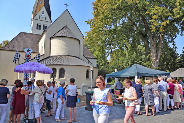 Premiere: Sommer-Fest der Kolpingsfamilie Wickede (Ruhr) zwischen der katholischen St.-Antonius-Kirche und dem Franziskus-Forum FOTO: ANDREAS DUNKER