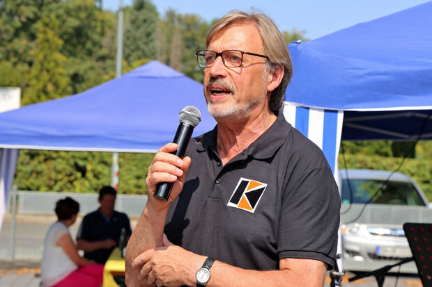 Kolpingsfamilien-Vorsitzender Bernhard Arndt moderierte das erste Sommer-Fest im und am katholischen Franziskus-Forum. FOTO: ANDREAS DUNKER