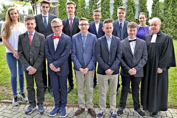 Die Konfirmanden des ersten Segnungsgottesdienstes mit ihren Betreuern – Vordere Reihe, von links: Sören Oldenburg, Paul Neuhaus, Fabian Tigges, Max Stieben und Luca Peters sowie Pfarrer Ernst Pallmann – Hintere Reihe, von links: Betreuerin Manuela Hill, Lennart Dörr, Kai Krickau, Noa Ramm, und Timo Wählisch sowie Betreuuerin Ayleen Reiners FOTO: ANDREAS DUNKER