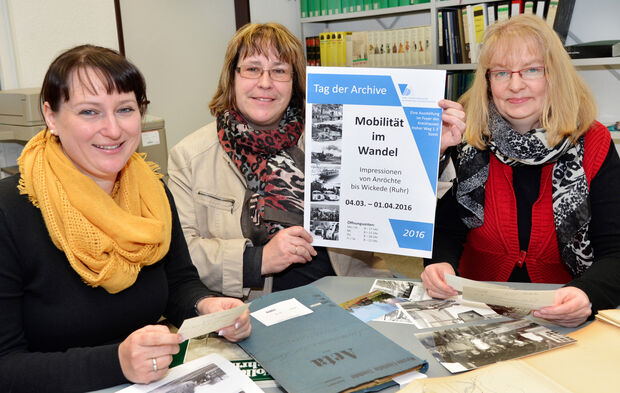 Die Kreisarchiv-Mitarbeiterinnen Tina Mahlich, Beatrix Pusch und Iris Zwitzers (von links) haben aus den umfangreichen Sammlungen des Soester Kreisarchivs die Ausstellung „Mobilität im Wandel – Impressionen von Anröchte bis Wickede (Ruhr)“ zusammengestellt. Sie ist vom 4. März bis zum 1. April im Foyer des Kreishauses in Soest zu den üblichen Öffnungszeiten der Kreisverwaltung zu sehen. FOTO: THOMAS WEINSTOCK / KREIS SOEST