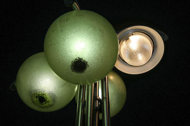 Für die Jahrzehnte alten Kugelleuchten in der Wickeder Ortsmitte gibt es keine passenden Ersatzteile mehr. FOTO: ANDREAS DUNKER