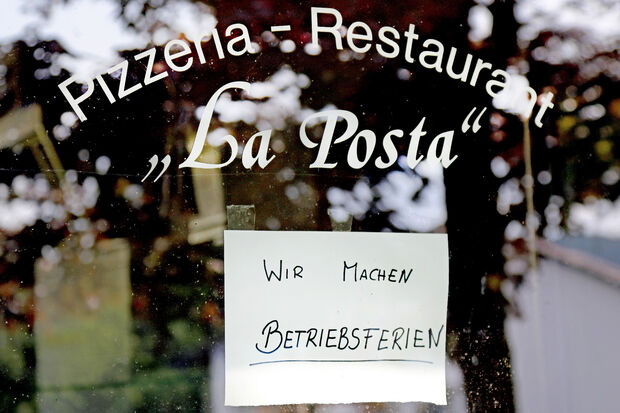 Seit Wochen hängt nun schon der handgeschriebene Zettel "Wir machen Betriebsferien" an der Tür des Restaurants "La Posta" an der Hauptstraße in Wickede. FOTO: ANDREAS DUNKER