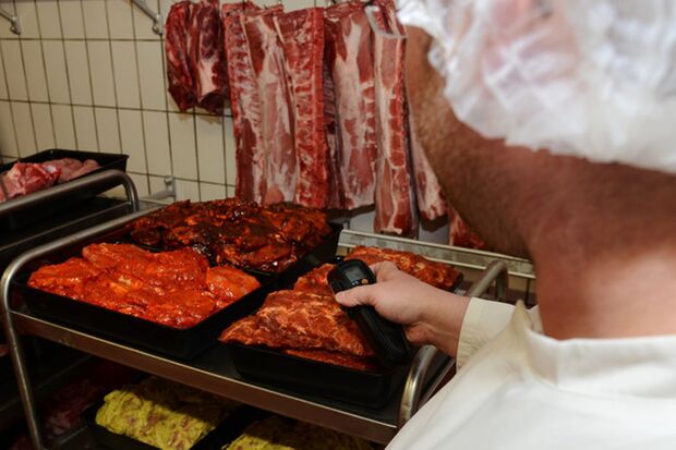 Ist das Grillfleisch kühl genug und damit vorschriftsmäßig gelagert? Ein Lebensmittelkontrolleur des Kreises misst die Temperatur in einem Kühlhaus. FOTO: JUDITH WEDDERWILLE / KREIS SOEST