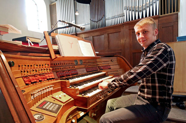 Der 18-jährige Wickeder Christian Luig an der Orgel der katholischen St,-Antonius-Kirche. Demnächst könnte sein Musikspiel auch als Hintergrundmusik einer Filmszene im Kino zu hören sein. FOTO: CARINA WESTERWELLE