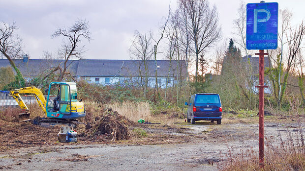 Mit einem eigenen Bagger bereitet der neue Besitzer die Gewerbefläche aktuell erst einmal auf und lichtet das vorhandene Dickicht. FOTO: ANDREAS DUNKER