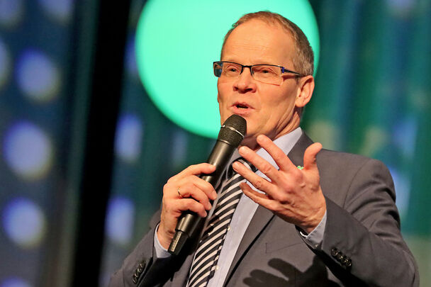 Bürgermeister Dr. Martin Michalzik (CDU) auf der Bühne des Bürgerhauses, den Brettern, die die Welt bedeuten – oder mindestens Wickede (Ruhr) … FOTO: ANDREAS DUNKER