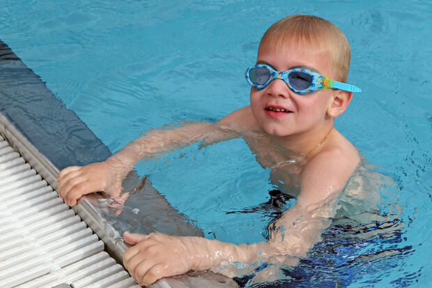 Der sechsjährige Matti Wiedwald ist ein großer Fan des kommunalen Freibades an der Ruhr. FOTO: ANDREAS DUNKER
