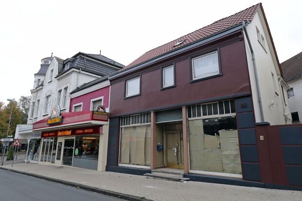 Die neuen Besitzer haben dem alten Haus Merse jetzt einen anderen Farbanstrich in rot-brauner und anthrazit Optik verpasst. FOTO: ANDREAS DUNKER