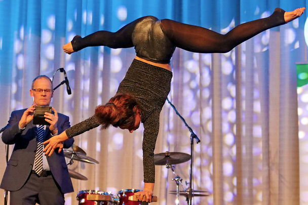 Zwischendurch wird der Bürgermeister und Showmaster auch noch zum Fotograf, um für die Social-Media-Kanäle der Kommune, seinen kommunalpolitischen Wahlkampf oder fürs private Fotoalbum per Handy noch schnell eine visiuelle Erinnerung vom akrobatischen Act seines Motto-Programms digital festzuhalten. FOTO: ANDREAS DUNKER