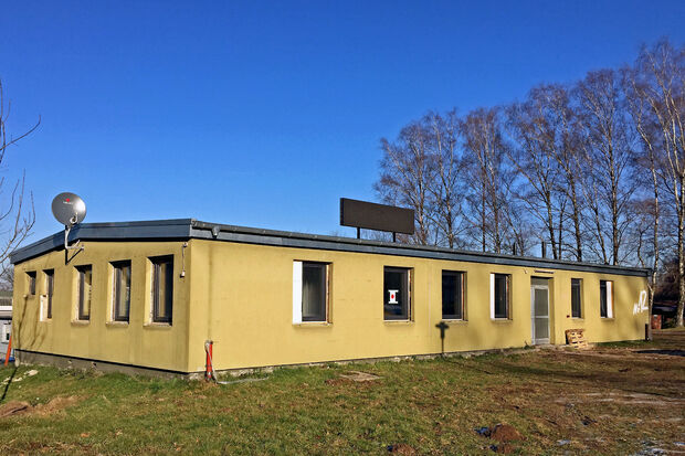 In dem ehemaligen Kasernengebäude "Am Golfplatz Nr. 12" will der Wickeder Unternehmer Werner Severin ein "Motel" in Form eines "Automatenhotels" eröffnen. FOTO: ANDREAS DUNKER