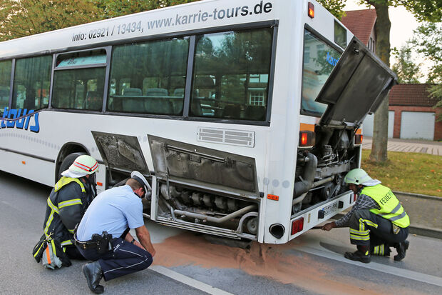 Polizei und Feuerwehr begutachteten den Schaden am Motor des Schulbusses FOTO: ANDREAS DUNKER