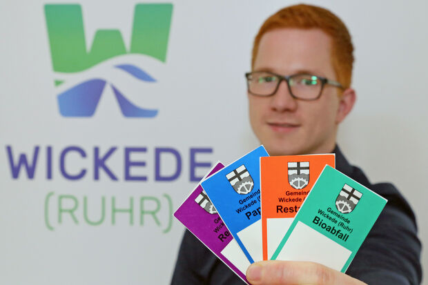 Die aktuellen Inventurmarken für die Müllabfuhr – hier präsentiert von Pressesprecher David Schmeiser von der Gemeindeverwaltung Wickede (Ruhr) FOTO: ANDREAS DUNKER