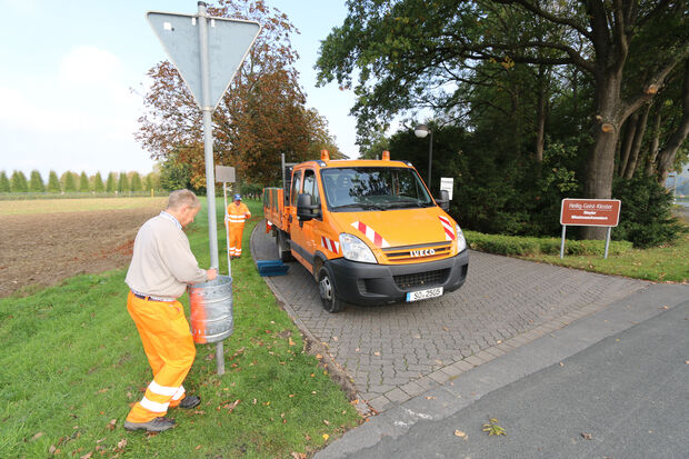 Neue Mülleimer werden montiert FOTO: ANDREAS DUNKER