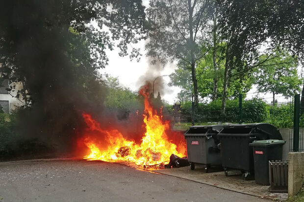 Die Müllcontainer auf dem Schulhof der Sekundarschule brannten in voller Ausdehnung. Die schwarze Rauchsäule von dem verbrannten Kunststoff und anderen Materialien aus dem Müll stand hoch über dem Hövel und war weithin in Wickede sichtbar. FOTO: FEUERWEHR