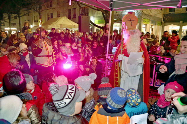 Nach einem Ritt über die Kirchstraße machte der "Heilige Nikolaus" dann auf dem Marktplatz in Wickede noch eine Station. FOTO: ANDREAS DUNKER
