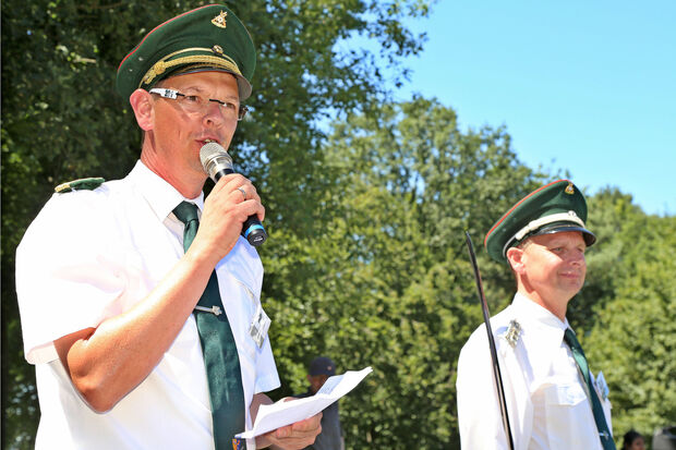 Und Oberst Stefan Reszel (links) hatte auf seinen weißen Brillenbügeln das Jubiläumslogo der Echthausener St.-Vinzentius-Schützenbruderschaft aufdrucken lassen. ARCHIVFOTO: ANDREAS DUNKER