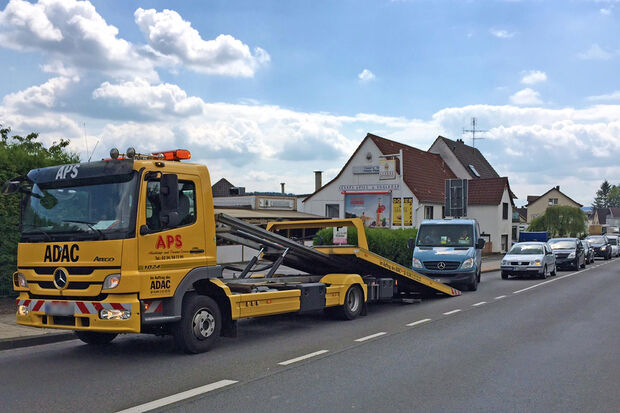 Der defekte Transporter an der Hauptstraße wird abgeschleppt. Dahinter staut sich der Verkehr. FOTO: ANDREAS DUNKER