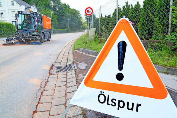 Die kommunale Kehrmaschine fegte das Bindemittel zusammen und saugte es auf. FOTO: ANDREAS DUNKER