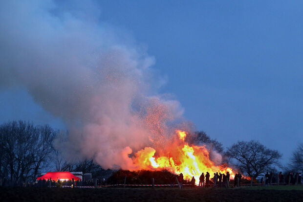 Einige hundert Besucher kamen am Ostersonntag zum traditionellen Brauchtumsfeuer des Fördervereins Dorf Wiehagen auf die Wiese von Bauer Antonius Neuhaus auf die Haarhöhe. FOTO: ANDREAS DUNKER