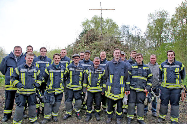 Ein hölzernes Kreuz krönte das traditionelle Osterfeuer der Löschgruppe Echthausen auf dem Heideplatz. FOTO: ANDREAS DUNKER