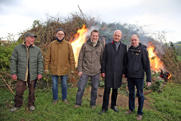 Landwirt Antonius Neuhaus, Frank Baumüller und Markus Wrede vom Verein Dorf Wiehagen sowie die Pfarrer Thomas Metter und Dr. Christian Klein vor dem Osterfeuer auf der Haar. FOTO: ANDREAS DUNKER