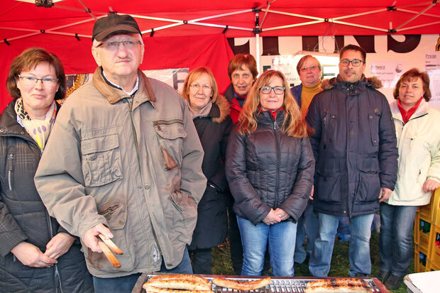 Während andere den Feiertag in Ruhe genießen, war das ehrenamtliche Helfer-Team des Vereins Dorf Wiehagen am Würstchengrill und an der Getränkeausgabe fleißig. FOTO: ANDREAS DUNKER