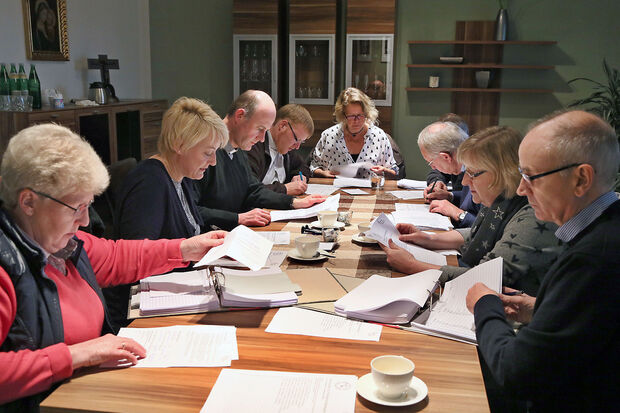 Der Wahlausschuss bei der Auszählung der Stimmen zur Pfarrgemeinderatswahl. Von links:  Barbara Wacker-Oelmann, Jutta Schäckel, Pfarrer Thomas Metten, Vikar Alexander Plümpe, Sabine Hengst, Guido Laarmann-Quante (verdeckt), Manfred Neuhaus, Margarethe Schulte und Franz-Josef Schulte FOTO: ANDREAS DUNKER