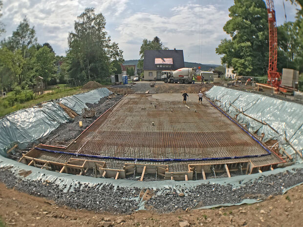 Der mit Moniereisen verstärkte Unterbau für das neue Pfarrheim der katholischen Kirchengemeinde gegenüber der Vikarie. Längst ist diese Konstruktion unter Beton und Steinen verschwunden. ARCHIVFOTO: ANDREAS DUNKER