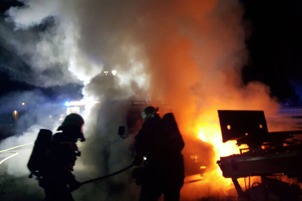 Löscharbeiten der Feuerwehr beim nächtlichen Pkw-Brand an der Ruhrwerkstraße in Wickede FOTO: FEUERWEHR