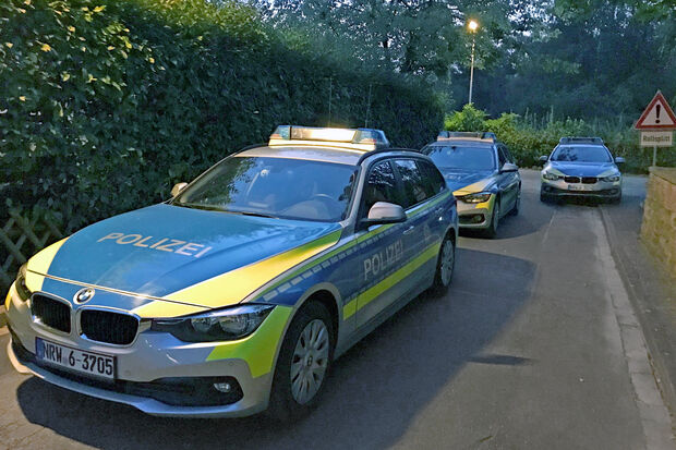 Drei Streifenwagen der Polizei im Grünen Weg in Wickede FOTO: ANDREAS DUNKER