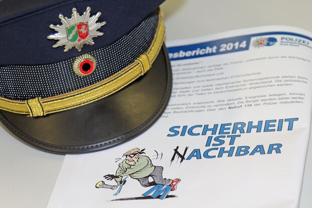 Teil der Polizei-Uniform: die Mütze FOTO: ANDREAS DUNKER