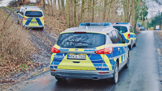 Drei Einsatzwagen der Polizei an der Straße "Am Graben" sowie einem abgehenden Feldweg FOTO: ANDREAS DUNKER