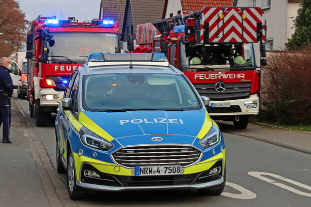 Rettungswagen, Feuerwehrfahrzeuge und ein Streifenwagen der Polizei vor der Firma "Wickeder Profile Walzwerk" (WPW) an der Erlenstraße in Wickede FOTO: ANDREAS DUNKER