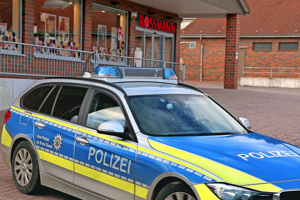 Polizei-Streifenwagen vor der Wickeder Filiale der Drogeriemarkt-Kette Rossmann ARCHIVFOTO: ANDREAS DUNKER