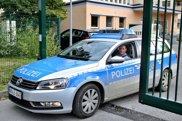 Streifenwagen der Polizei-Wache Werl bei einer Kontrollfahrt auf dem Gelände der ZUE Wimbern ARCHIVFOTO: ANDREAS DUNKER