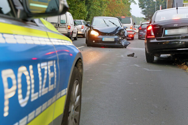 Der Unfall mit drei beteiligten Pkw auf der Hauptstraße in Wickede FOTO: ANDREAS DUNKER