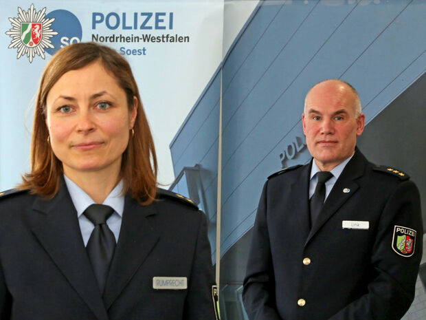 Kriminaloberrätin Marion Rumprecht (41), seit 2018 als Leiterin der "Direktion Verkehr" bei der Kreispolizeibehörde Soest tätig, wird zum 1. April neue Kripo-Chefin der Behörde. Sie übernimmt die Stelle von Kriminaloberrat Benjamin Aufdemkamp (42), der in den Märkischen Kreis gewechselt ist. Rechts im Bild: Polizeidirektor Thomas Link, der Leiter der Kreispolizeibehörde Soest FOTO: ANDREAS DUNKER